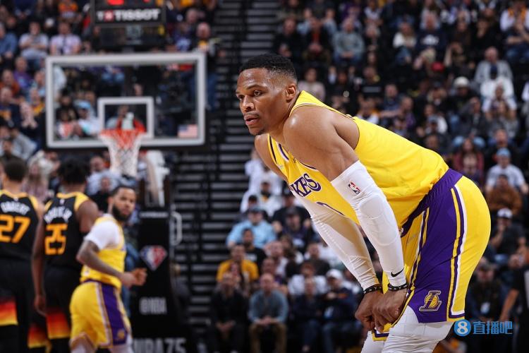 记者：青岛伤兵满营 胡小龙纪卓崴脚&王奕博肩伤复发&段昂君发烧（记者：青岛队伤病不断，胡小龙与纪卓脚踝扭伤，王奕博肩伤复发，段昂君发烧）