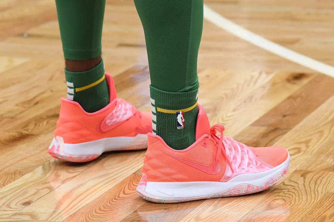 名记：只要雄鹿还围绕字母哥补强 像热火这些热门下家也只能等着（名记：雄鹿若继续以字母哥为核心补强，热火等热门下家只能观望）