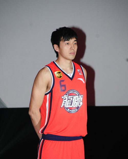 独行侠主场迎战活塞，赛事备受瞩目（活塞客场挑战独行侠，焦点之战引人注目）