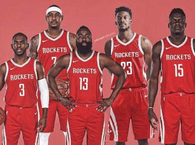 坚毅的眼神！末节垃圾时间 狄龙坐在板凳上冷静盯着镜头（末节垃圾时间，狄龙板凳席冷静直视镜头，目光坚毅）