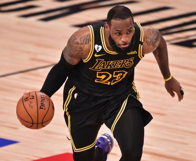 库里本赛季对开拓者3战全负，场均轰40.3分&命中率近6成（库里本季对阵开拓者三战皆墨，场均40.3分、投篮命中率接近60%）