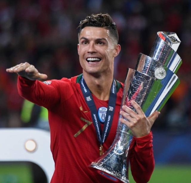 前队友：曾和马拉多纳开车出行，交警把我们拦住只为和他合影（前队友忆：与马拉多纳同车外出，交警拦停只为合影）