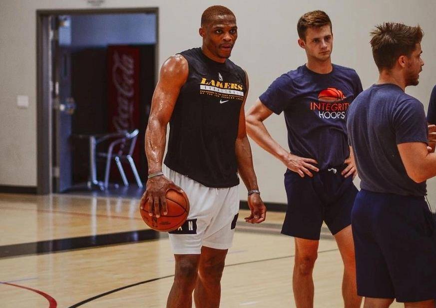 球员：我就轻轻一抬腿（球员解释：我不过是抬了下腿而已）