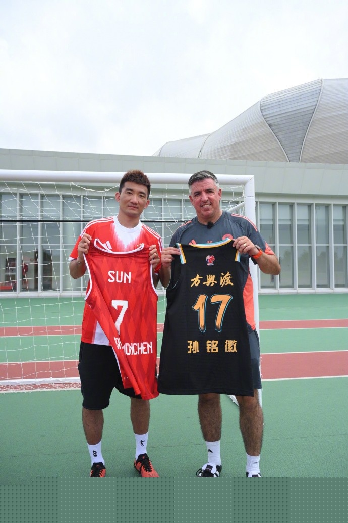 奥尔莫：亚马尔一直渴望入选国家队，他已习惯成为舆论的焦点（奥尔莫：亚马尔一直盼着披上国家队战袍，早已习惯站在聚光灯下）