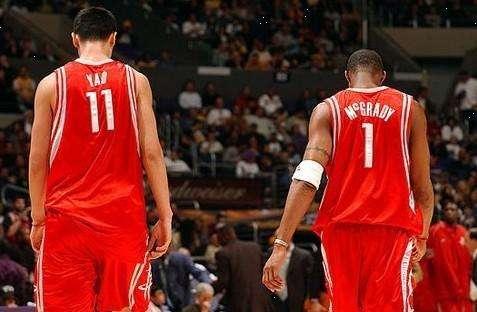 笑尿！湖人火箭喜剧拉扯32秒，菜鸡互啄把球迷看笑了！（爆笑名场面！湖人火箭32秒喜剧拉扯，连续低级失误把球迷逗乐了）